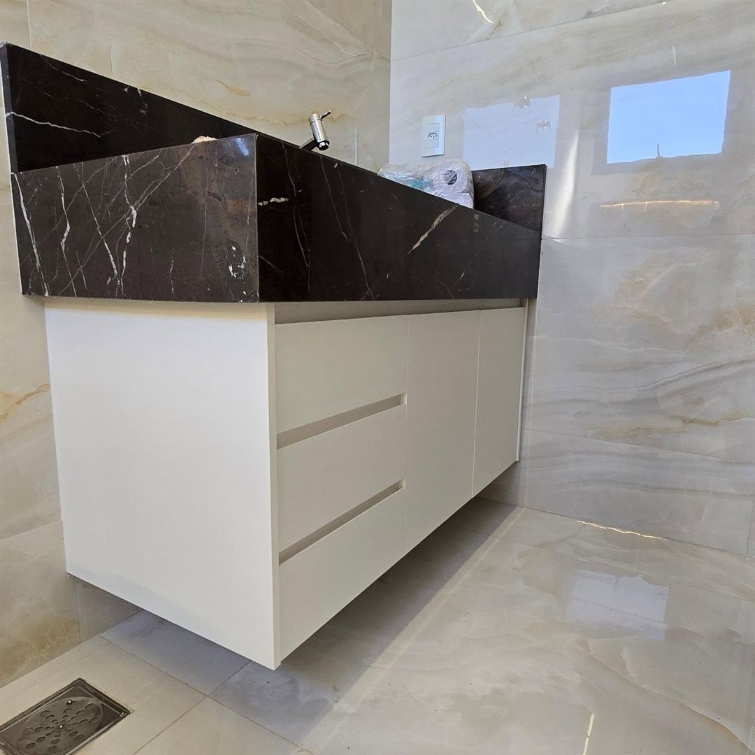 Gabinete planejado suspenso de banheiro, off-white, com tampo de pedra escura